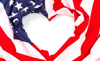 Kalp şekli beyaz zemin üzerine Amerikan bayrağı .