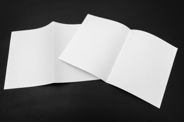 Bifold beyaz şablon kağıt üzerinde siyah arka plan .