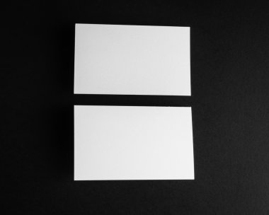 Kartvizit siyah arka plan üzerine .