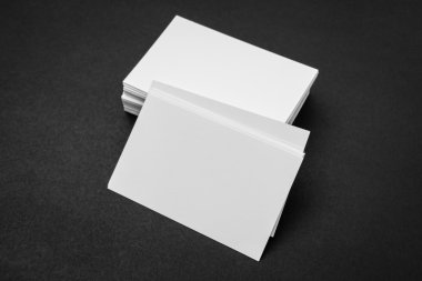 Kartvizit siyah arka plan üzerine .