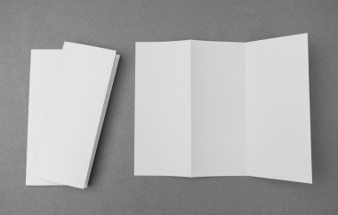 Panelli beyaz şablon kağıt gri arka plan üzerinde .