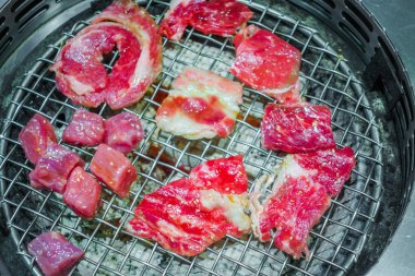 Japon tarzı ham taze et sıcak Barbekü Izgara .