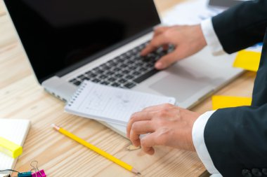 Kapalı toplantıda laptop ve mali grafikleri kullanarak iş adamları