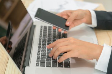 İş kadın el closeup dokunmatik telefon dizüstü klavye 