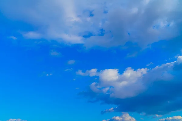 Blauwe lucht met wolken — Stockfoto