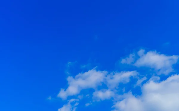 Céu azul com nuvens — Fotografia de Stock