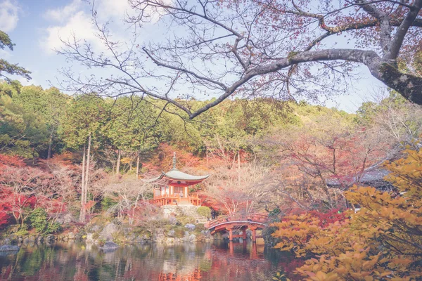 Templo de Daigo-ji en otoño, Kioto, Japón (Procesos de imágenes filtradas — Foto de Stock