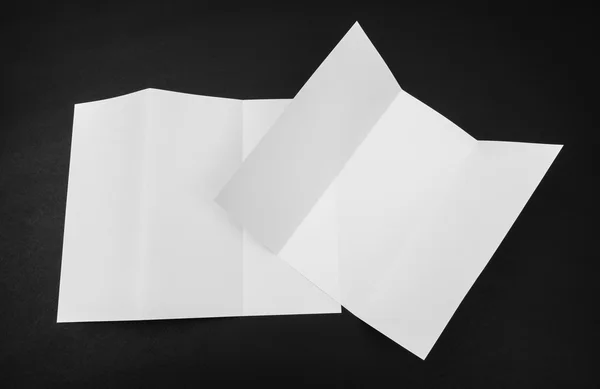 Dreifach weißes Schablonenpapier auf schwarzem Hintergrund . — Stockfoto