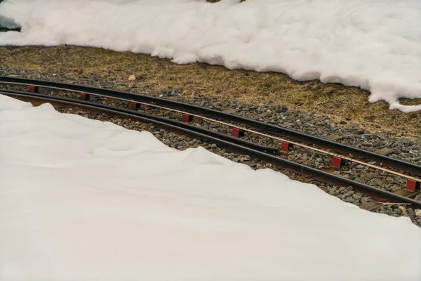 Järnvägsspår på snö — Stockfoto