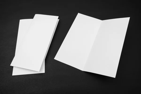 Bifold wit sjabloon papier op zwarte achtergrond . — Stockfoto