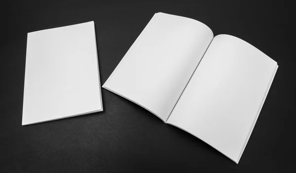 Catalogo in bianco, riviste, libro finto su sfondo nero  . — Foto Stock
