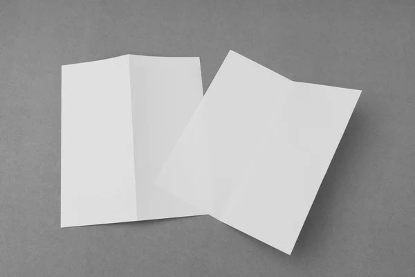 Papel modelo branco bifold no fundo cinza  . — Fotografia de Stock