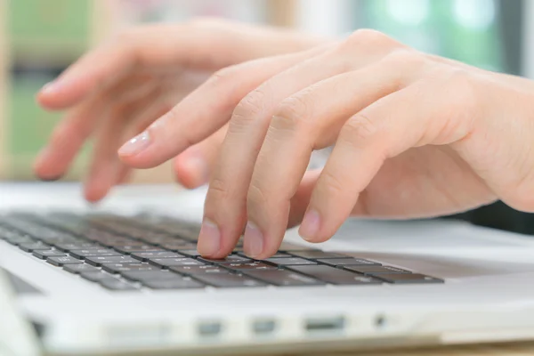 Närbild av företag kvinna hand skriva på laptop tangentbord . — Stockfoto