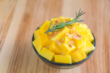 Kore usulü taze mango. Ahşap masada buzlu. .