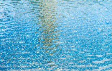 Mavi Yüzme Havuzu et kalınlığı ile su yivli .