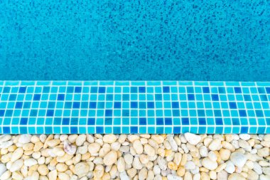 Mavi Yüzme Havuzu et kalınlığı ile su yivli .