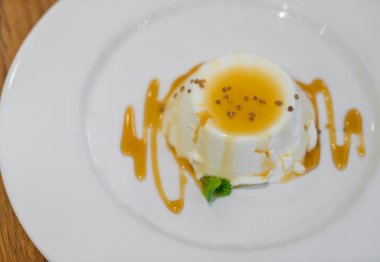 Krem karamel puding, lezzetli tatlı .