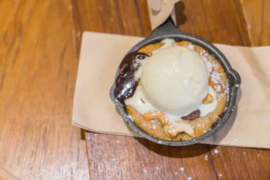 Vanilyalı dondurmalı çikolatalı kek. .