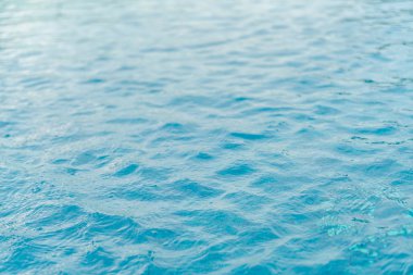 Mavi Yüzme Havuzu et kalınlığı ile su yivli .