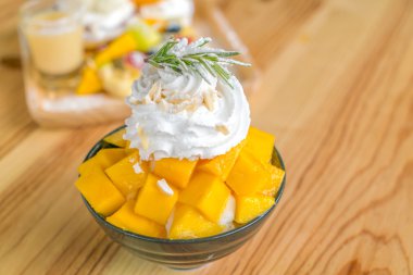 Kore usulü taze mango. Ahşap masada buzlu. .