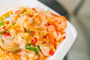 Karides ve sebze ile baharatlı erişte .