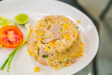 Sebzeli kızarmış pirinç .