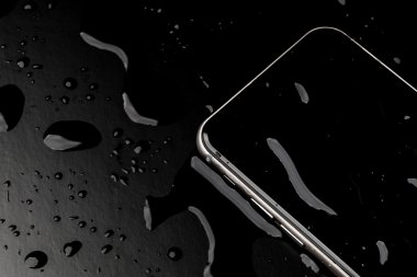 Siyah backgrou su sıçramasına ile su geçirmez akıllı telefon