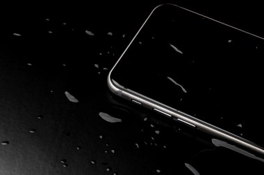 Siyah backgrou su sıçramasına ile su geçirmez akıllı telefon