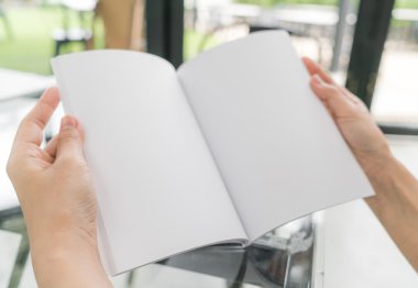 Tablo üzerinde eller açık kitap .