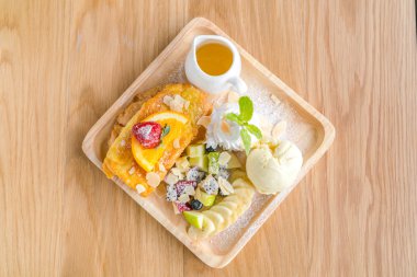 Fransız tostu pudra şekeri ve ahşap masa üzerinde çilek ile 