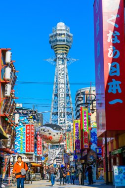 Osaka, Japonya - 30 Kasım 2015: Shinsekai Tsutenkaku Kulesi 