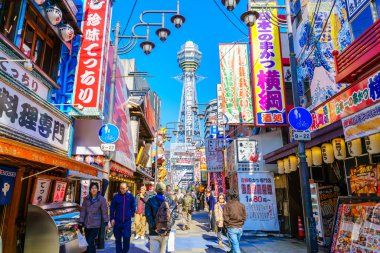 Osaka, Japonya - 30 Kasım 2015: Shinsekai Tsutenkaku Kulesi 