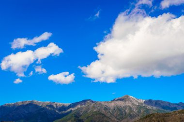 Güzel manzara mavi gökyüzü ile Japonya Dağı