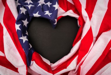 Kalp şekli siyah arka plan üzerine Amerikan bayrağı .