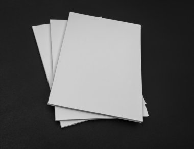 Katalog, dergi boş, sahte siyah arka plan üzerine kitap .