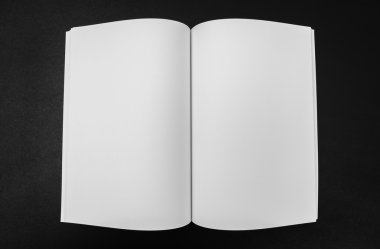 Katalog, dergi boş, sahte siyah arka plan üzerine kitap .