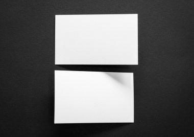 Kartvizit siyah arka plan üzerine .