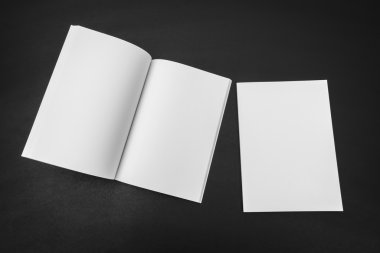 Katalog, dergi boş, sahte siyah arka plan üzerine kitap .