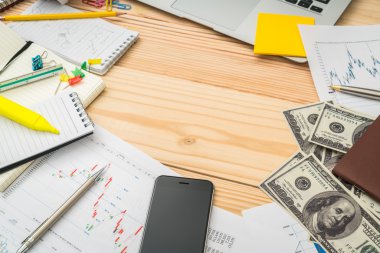 Dizüstü bilgisayar, telefon, dolar bankn tablo Mali çizelgeleri