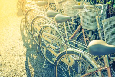 Satır otopark motosiklet (filtre uygulanmış görüntü işlenen vintage etkisi. 