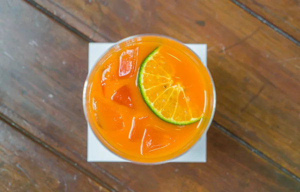Suco de laranja na mesa de madeira  . — Fotografia de Stock