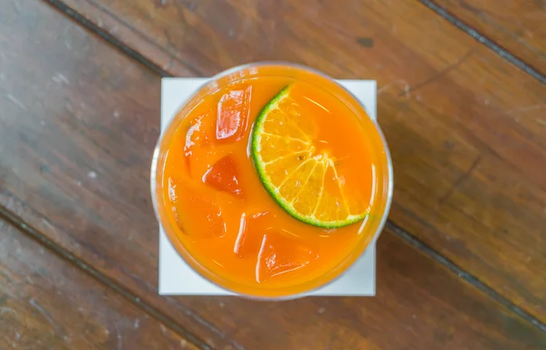 Zumo de naranja sobre mesa de madera  . — Foto de Stock