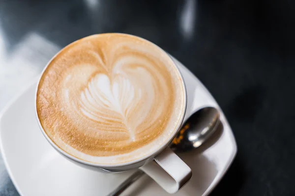 Latte Kahve sanat masada . — Stok fotoğraf