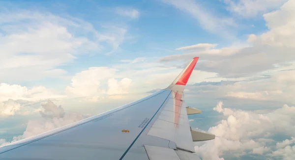 Asa de um avião voando acima das nuvens . — Fotografia de Stock