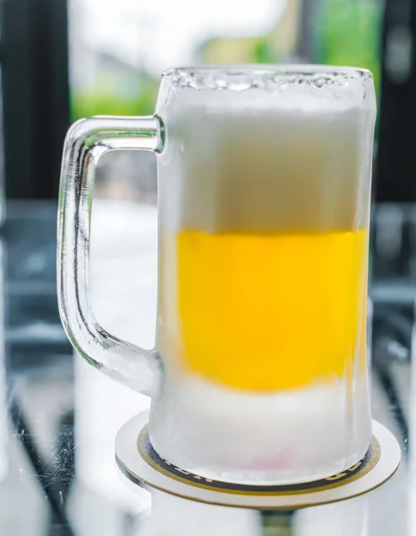 Taza con cerveza en la mesa  . — Foto de Stock