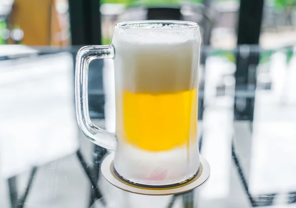 Taza con cerveza en la mesa  . — Foto de Stock