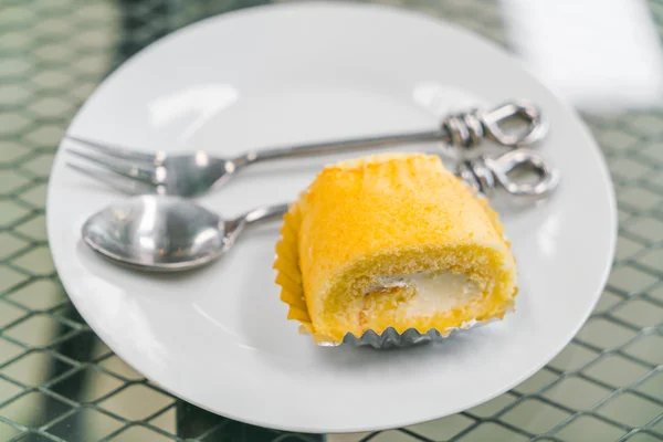 Crema de mantequilla de rollo de pastel en plato blanco  . — Foto de Stock