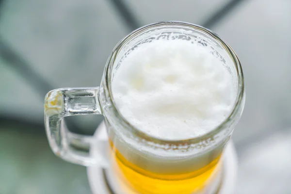 Taza con cerveza en la mesa  . — Foto de Stock