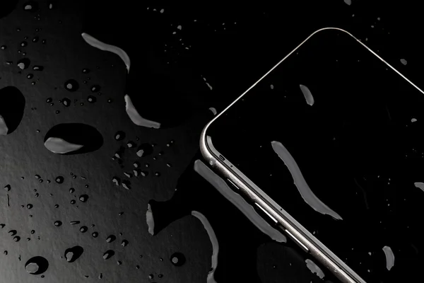 Waterdichte smartphone met spatten van water op zwarte CHTERGRO — Stockfoto