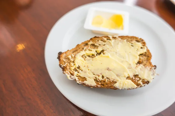 Pane tostato in un piatto bianco   . — Foto Stock